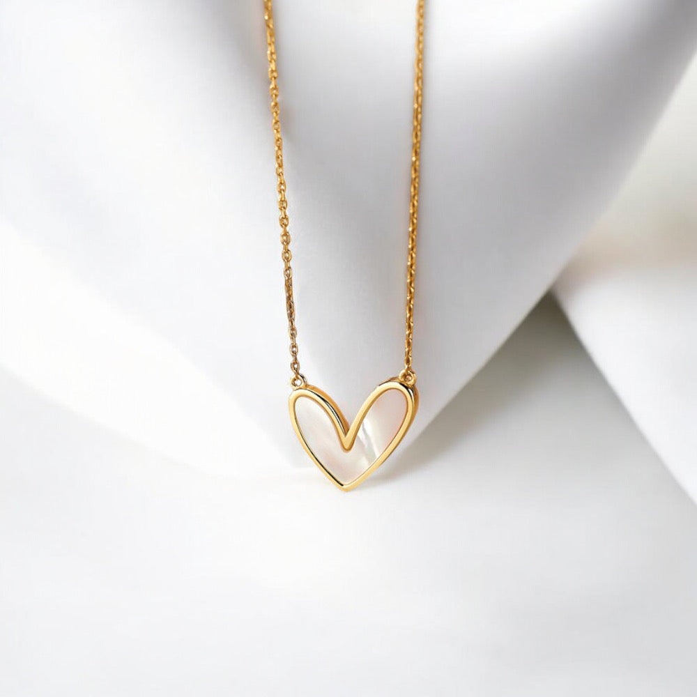 Collar corazón chiquito blanco - C007