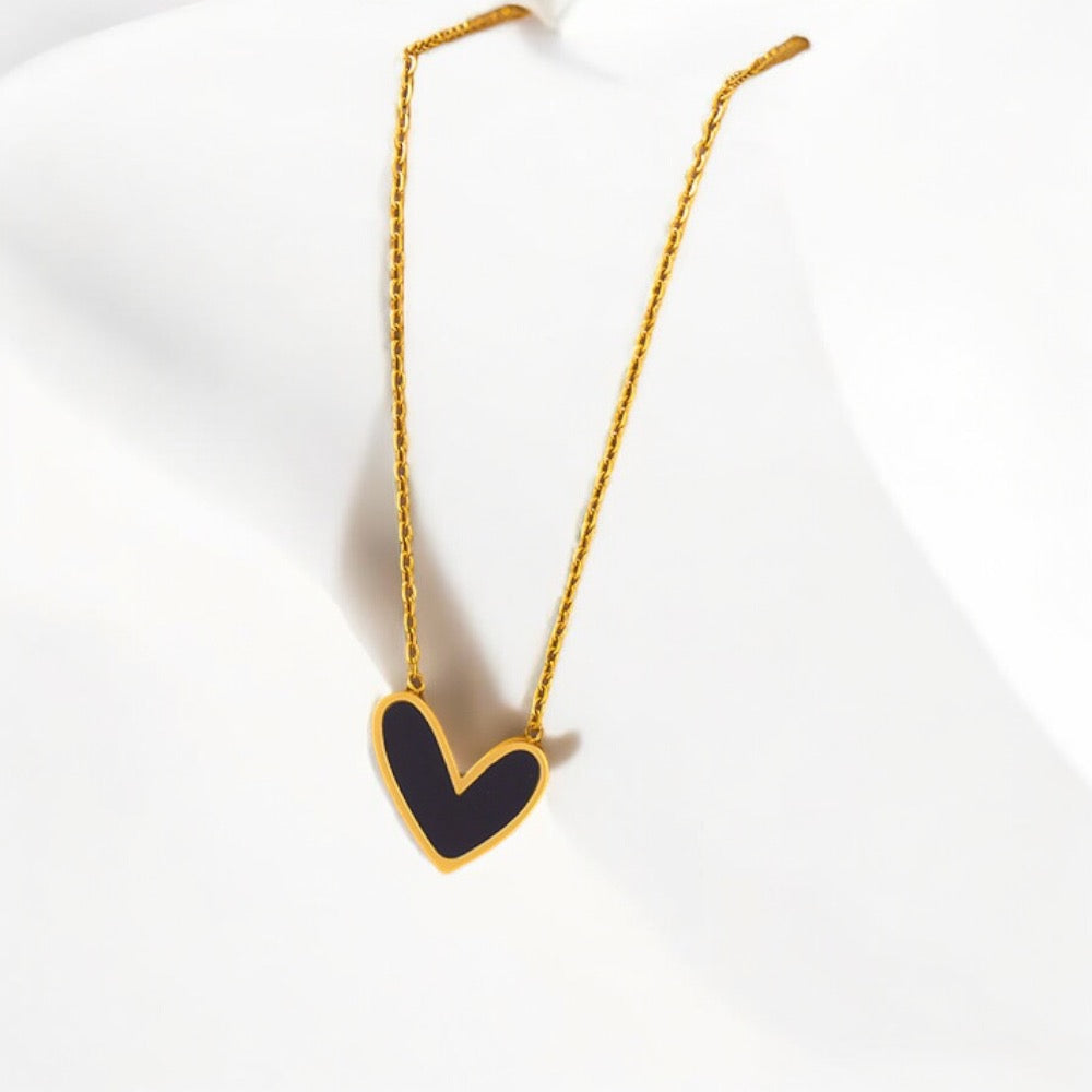Collar corazón chiquito negro - C008