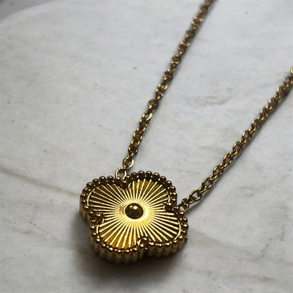 Collar trébol dorado