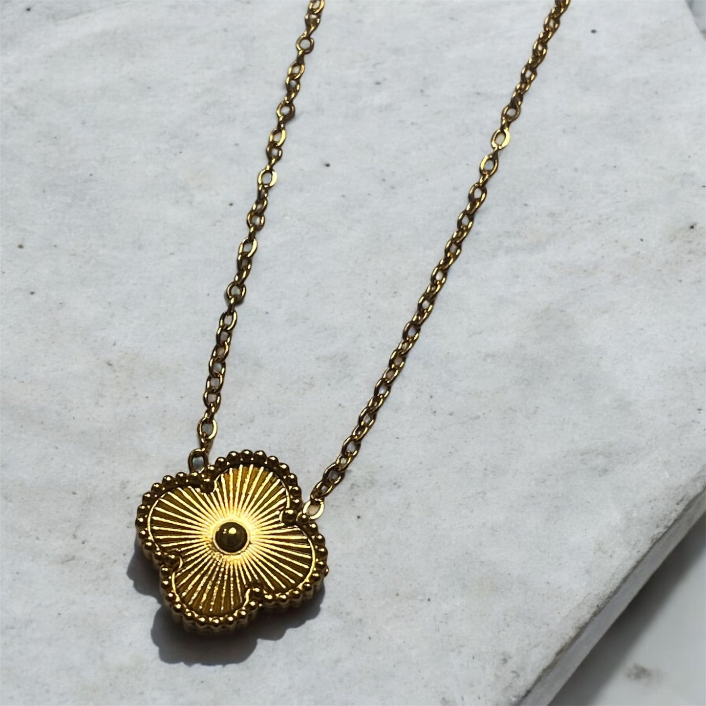 Collar trébol dorado