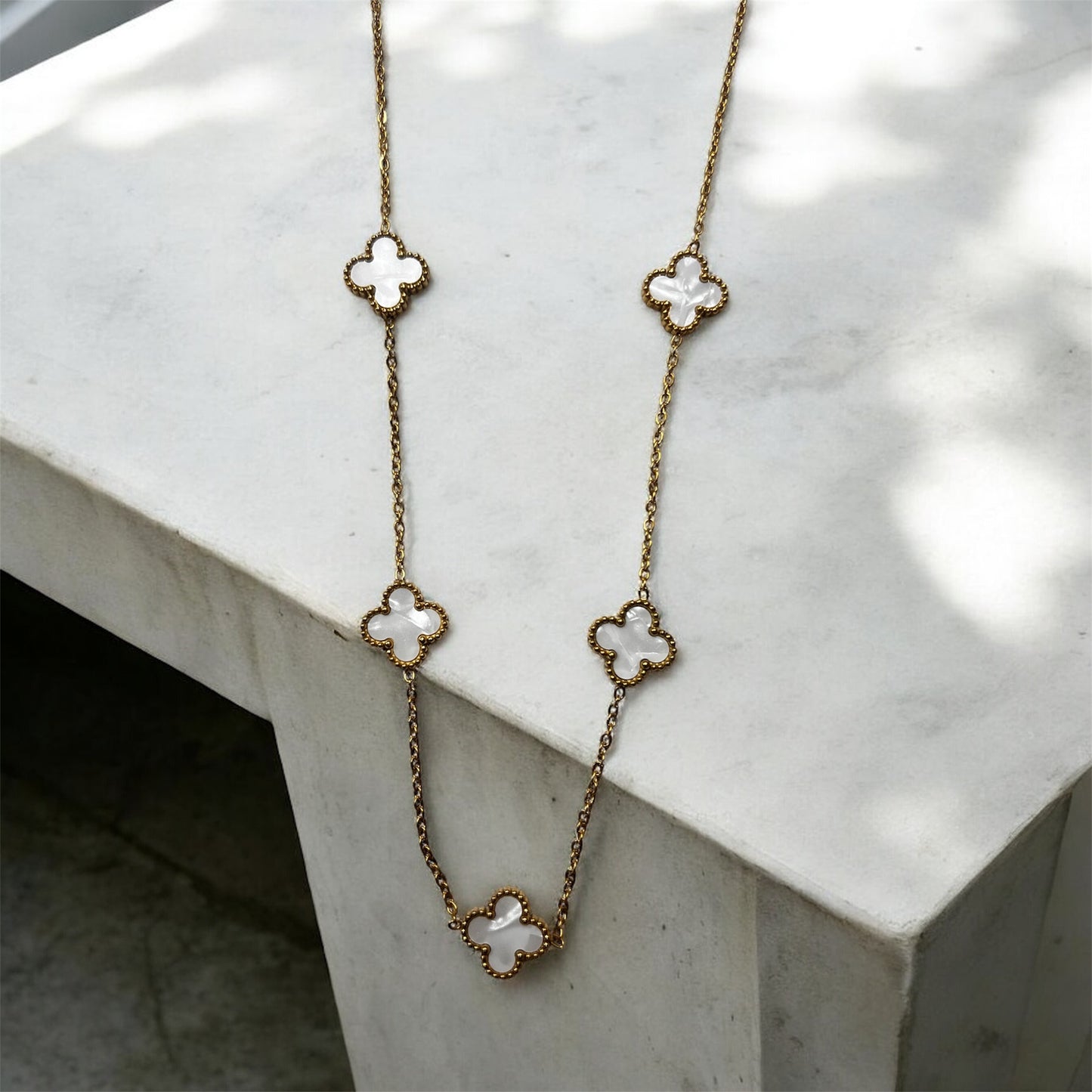 Collar trébol blanco