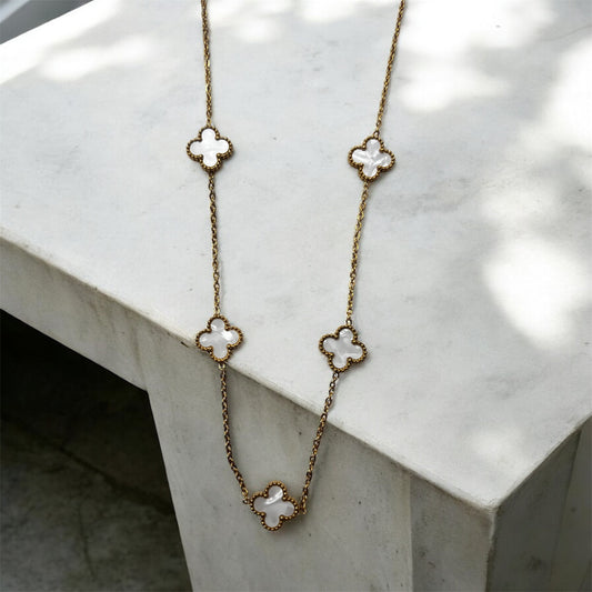 Collar trébol blanco