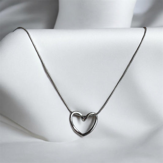 Collar corazón hueco / Plateado - C002