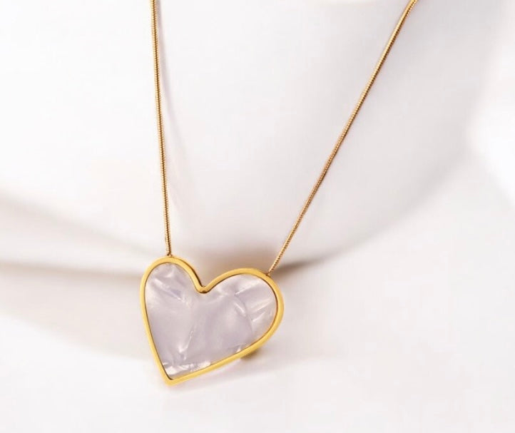 Collar corazón nácar blanco  - C005