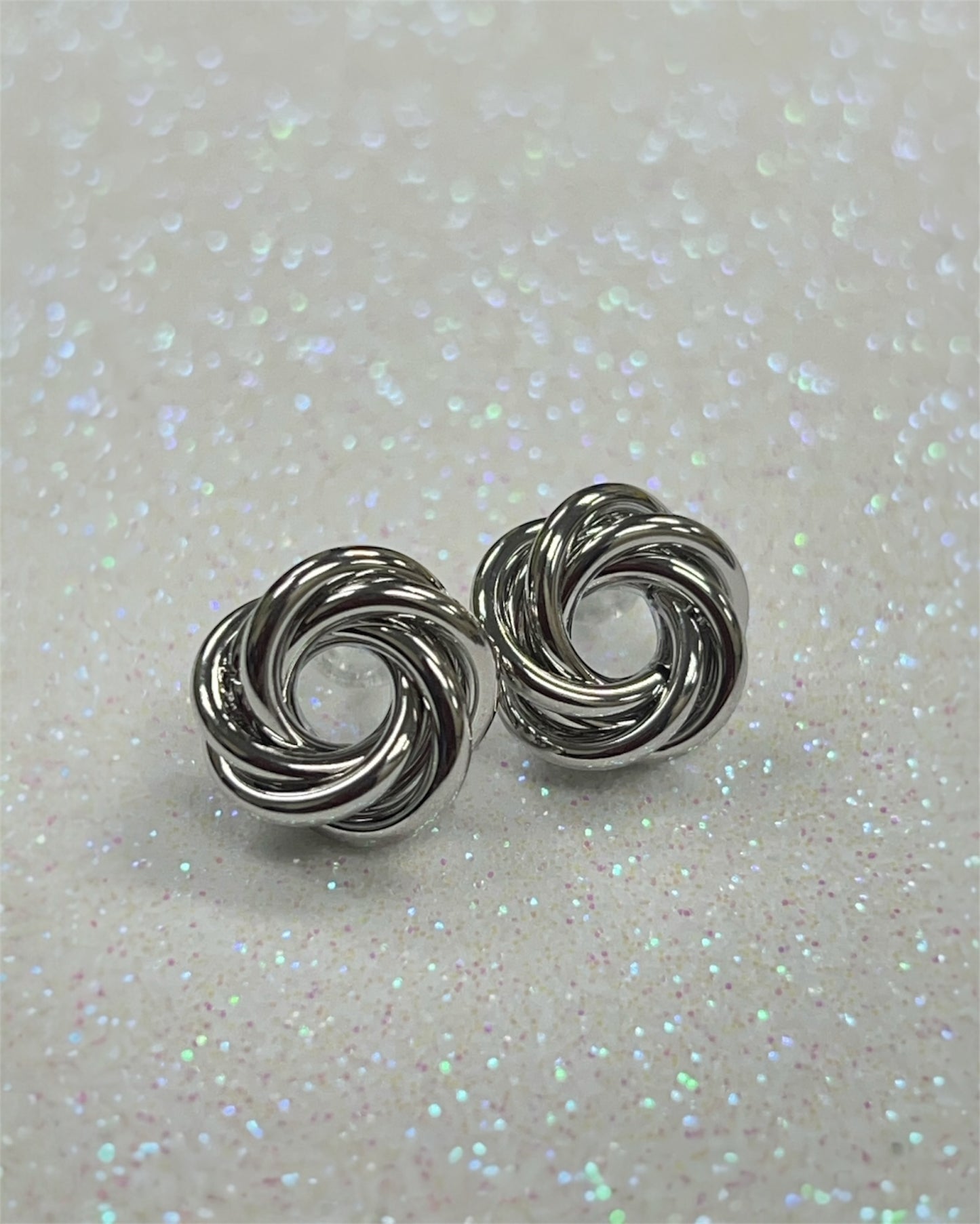 B108- Aretes pequeños plateados