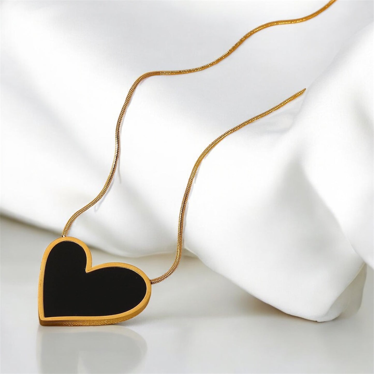 Collar corazón nácar negro - C006