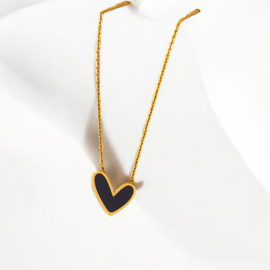 Collar corazón chiquito negro - C008