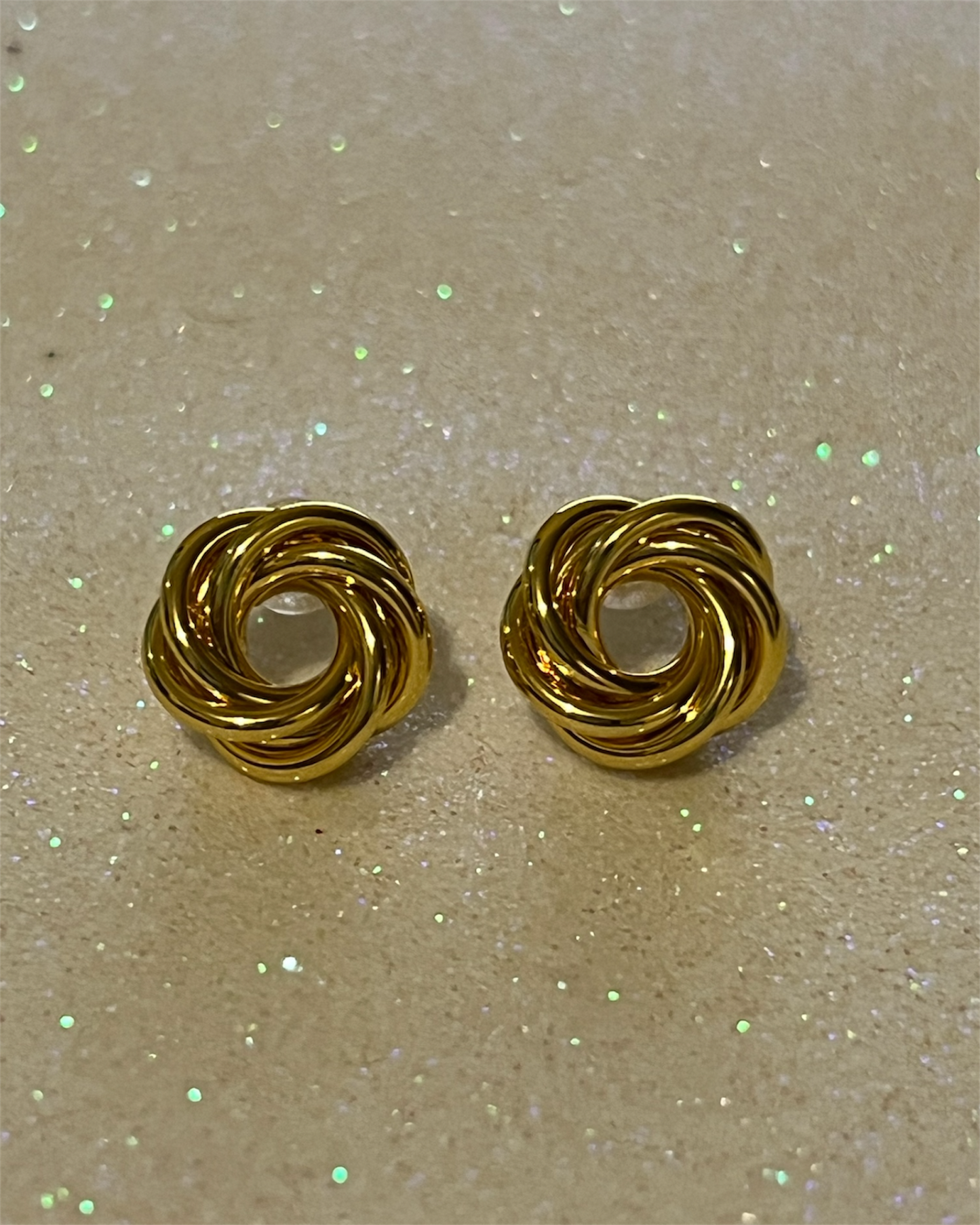 B168 - Aretes pequeños dorados